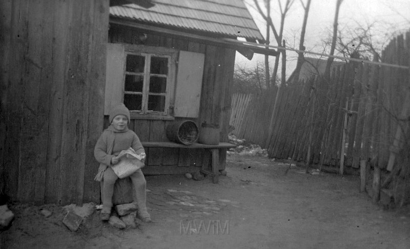 KKE 4174-51.jpg - Pierwszy dom rodzinny Zabagońskich w Kownie, dzielnica Szańce. Jerzy Zabagoński (zmarł w wieku 7 lat), Kowno.